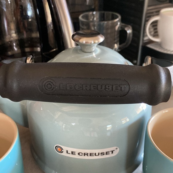 Le Creuset Enamel on Steel 1.25 Quart Demi Tea Kettle, Sea Salt - with 2 mugs - Picture 4 of 11